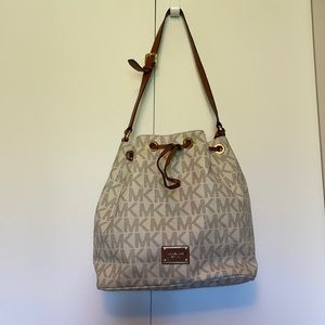 Michael kors bucket bag